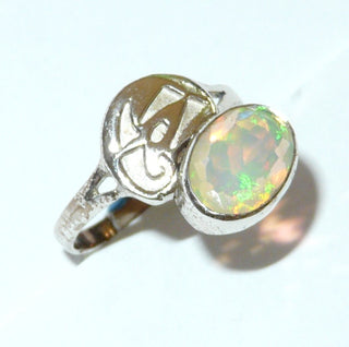 Einzelstück, Ring aus 925 Silber mit einem herrlich schimmernden ovalen, facettierten, äthiopischen Welo-Opal, Ringweite 59 -	Unikatschmuck nur erhältlich im Onlineshop von Juwelier & Goldschmiede Danilo! 