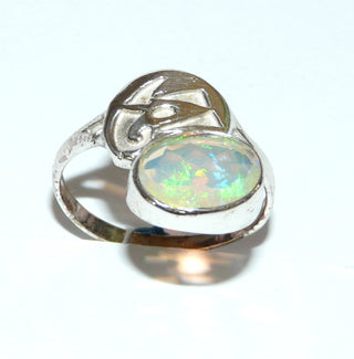 Einzelstück, Ring aus 925 Silber mit einem herrlich schimmernden ovalen, facettierten, äthiopischen Welo-Opal, Ringweite 59 -	Unikatschmuck nur erhältlich im Onlineshop von Juwelier & Goldschmiede Danilo! 