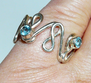 Einzelstück, Ring "Bandoneon" aus 925 Silber mit 4 hellblauen runden, funkelnd facettierten Edeltopasen, sicher eingefaßt in geschlossenen Zargenfassungen, poliert, Ringweite 55, ein wenig vergrößerbar durch Aufbiegen möglich -	Nur erhältlich im Onlineshop von Juwelier & Goldschmiede Danilo!