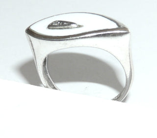 Einzelstück, Ring "Feen-Auge" aus 925 Silber mit einer weißen flachen Acryl-Platte in Form eines Auges in dem sich ein kleines Silber-Dreieck mit Zirkonia befindet, eingearbeitet in eine silberne Fassung, Ringweite 56 -	Nur erhältlich bei www.danilogold-shop.de