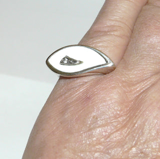 Einzelstück, Ring "Feen-Auge" aus 925 Silber mit einer weißen flachen Acryl-Platte in Form eines Auges in dem sich ein kleines Silber-Dreieck mit Zirkonia befindet, eingearbeitet in eine silberne Fassung, Ringweite 56 -	Nur erhältlich bei www.danilogold-shop.de