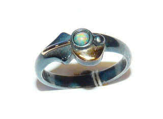 Einzelstück, Handarbeit, Ring aus geschwärztem Silber 925 + 585 Gelbgold mit einem kleinen runden australischer Opal, Ringweite 48 -	Einzelstücke nur erhältlich bei www.danilogold-shop.de