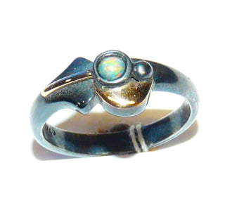Einzelstück, Handarbeit, Ring aus geschwärztem Silber 925 + 585 Gelbgold mit einem kleinen runden australischer Opal, Ringweite 48 -	Einzelstücke nur erhältlich bei www.danilogold-shop.de