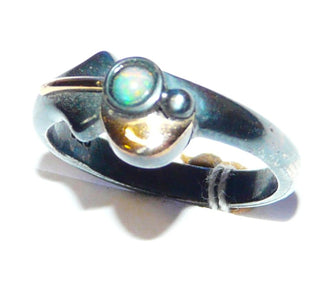 Einzelstück, Handarbeit, Ring aus geschwärztem Silber 925 + 585 Gelbgold mit einem kleinen runden australischer Opal, Ringweite 48 -	Einzelstücke nur erhältlich bei www.danilogold-shop.de