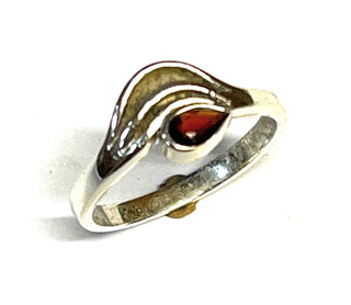 Einzelstück, Ring aus 925 Silber mit einem facettierten roten Granat im Tropfenschliff, wellenartiges Design des Oberteils, poliert + matt, Ringweite 53.-	Nur erhältlich bei www.danilogold-shop.de