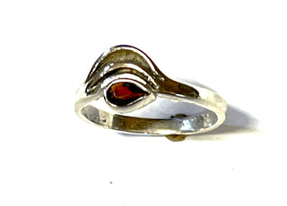 Einzelstück, Ring aus 925 Silber mit einem facettierten roten Granat im Tropfenschliff, wellenartiges Design des Oberteils, poliert + matt, Ringweite 53.-	Nur erhältlich bei www.danilogold-shop.de