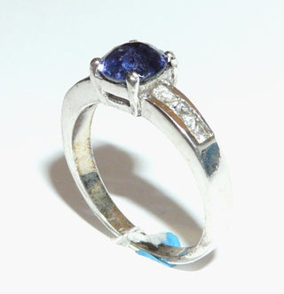 Einzelstück, Ring aus 925 Silber mit einem runden, facettierten Iolith-Wassersaphir und 4-Krapper-Fassung + 6 quadratische Zirkonia glatt in die Ringschiene eingelassen, Ringweite 58 - Einzelstücke nur erhältlich bei www.danilogold-shop.de