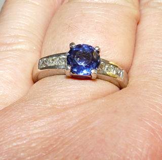 Einzelstück, Ring aus 925 Silber mit einem runden, facettierten Iolith-Wassersaphir und 4-Krapper-Fassung + 6 quadratische Zirkonia glatt in die Ringschiene eingelassen, Ringweite 58 - Einzelstücke nur erhältlich bei www.danilogold-shop.de
