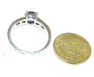 Einzelstück, Ring aus 925 Silber mit einem runden, facettierten Iolith-Wassersaphir und 4-Krapper-Fassung + 6 quadratische Zirkonia glatt in die Ringschiene eingelassen, Ringweite 58 - Einzelstücke nur erhältlich bei www.danilogold-shop.de