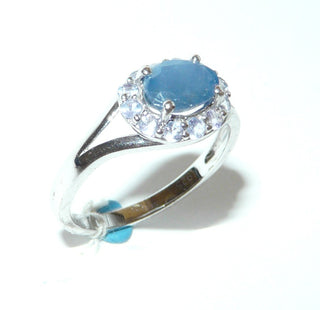 Einzelstück, klassischer Ring im Juwelenstil aus 925 Silber mit einem ovalen, facettierten Tansanit sicher eingefaßt in einem 4-Krapper-Chaton. Rundherum12 runde, facettierte Iolithe / Wassersaphire, quer zum Finger, poliert, Ringweite 59,5 -	Unikatschmuck nur erhältlich im Onlineshop von Juwelier & Goldschmiede Danilo! 