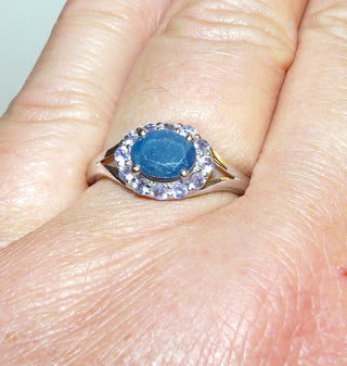 Einzelstück, klassischer Ring im Juwelenstil aus 925 Silber mit einem ovalen, facettierten Tansanit sicher eingefaßt in einem 4-Krapper-Chaton. Rundherum12 runde, facettierte Iolithe / Wassersaphire, quer zum Finger, poliert, Ringweite 59,5 -	Unikatschmuck nur erhältlich im Onlineshop von Juwelier & Goldschmiede Danilo! 