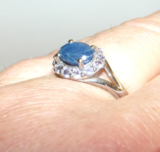 Einzelstück, klassischer Ring im Juwelenstil aus 925 Silber mit einem ovalen, facettierten Tansanit sicher eingefaßt in einem 4-Krapper-Chaton. Rundherum12 runde, facettierte Iolithe / Wassersaphire, quer zum Finger, poliert, Ringweite 59,5 -	Unikatschmuck nur erhältlich im Onlineshop von Juwelier & Goldschmiede Danilo! 