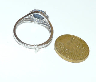 Einzelstück, klassischer Ring im Juwelenstil aus 925 Silber mit einem ovalen, facettierten Tansanit sicher eingefaßt in einem 4-Krapper-Chaton. Rundherum12 runde, facettierte Iolithe / Wassersaphire, quer zum Finger, poliert, Ringweite 59,5 -	Unikatschmuck nur erhältlich im Onlineshop von Juwelier & Goldschmiede Danilo! 