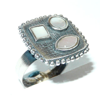 Einzelstück, Ring "Kubistisch" aus 925 Silber mit 3 weißen Perlmuttplättchen, glatt in die Fassungen eingelassen, Ringschiene innen abgerundet, in den Tiefen geschwärzt, Ringweite verstellbar ca. 63, paßt zu An -	Nur erhältlich bei www.danilogold-shop.de