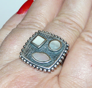Einzelstück, Ring "Kubistisch" aus 925 Silber mit 3 weißen Perlmuttplättchen, glatt in die Fassungen eingelassen, Ringschiene innen abgerundet, in den Tiefen geschwärzt, Ringweite verstellbar ca. 63, paßt zu An -	Nur erhältlich bei www.danilogold-shop.de