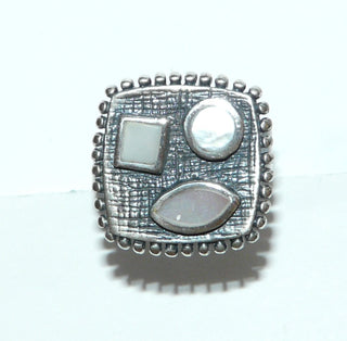 Einzelstück, Ring "Kubistisch" aus 925 Silber mit 3 weißen Perlmuttplättchen, glatt in die Fassungen eingelassen, Ringschiene innen abgerundet, in den Tiefen geschwärzt, Ringweite verstellbar ca. 63, paßt zu An -	Nur erhältlich bei www.danilogold-shop.de