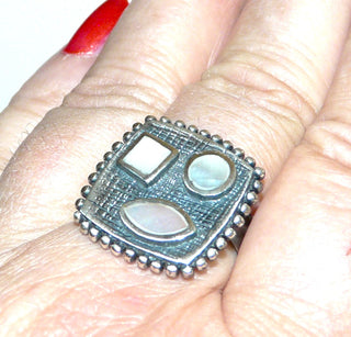 Einzelstück, Ring "Kubistisch" aus 925 Silber mit 3 weißen Perlmuttplättchen als Quadrat, Navette + Kreis, glatt in die Zargenfassungen eingelassen, Ringschiene innen abgerundet, in den Tiefen geschwärzt, Ringweite verstellbar, da offen momentane Ringweite ca. 63 - Nur erhältlich bei www.danilogold-shop.de