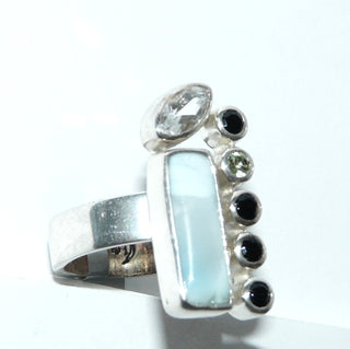 Einzelstück, Ring aus 925 Silber mit 4 runden, funkelnd facettierten schwarzen Spinellen, einem hellgrünen Peridot, einem Bergkristall-Navette und als besonderem Blickfang einem länglichen, rechteckigen, abgerundeter Larimar-Cabochon aus der Dominikanischen Republik, poliert, Ringweite 58,5 -	Nur erhältlich im Onlineshop von Juwelier & Goldschmiede Danilo!
