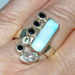 Einzelstück, Ring aus 925 Silber mit 4 runden, funkelnd facettierten schwarzen Spinellen, einem hellgrünen Peridot, einem Bergkristall-Navette und als besonderem Blickfang einem länglichen, rechteckigen, abgerundeter Larimar-Cabochon aus der Dominikanischen Republik, poliert, Ringweite 58,5 -	Nur erhältlich im Onlineshop von Juwelier & Goldschmiede Danilo!