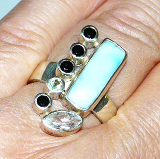 Einzelstück, Ring aus 925 Silber mit 4 runden, funkelnd facettierten, schwarzen Spinellen, einem hellgrünen Peridot, einem Bergkristall-Navette und als besonderem Blickfang einem länglichen, rechteckigen, abgerundeten, meerblau-türkisen Larimar-Cabochon aus der Dominikanischen Republik, poliert, Ringweite 58,5 - Nur erhältlich im Onlineshop von Juwelier & Goldschmiede Danilo!