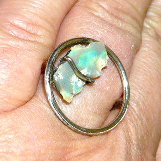 Einzelstück, Handarbeit, Ring aus 925 Silber mit einem australischen Naturopal, Kristall, Runddraht-Oberteil, offener Kreis, Durchmesser ca. 22,2 mm, U-Bogenschiene aus Runddraht, Ringweite ca. 64. Dazu paßt Opal 0011 + 0059 - Unikatschmuck nur erhältlich im Onlineshop von Juwelier & Goldschmiede Danilo