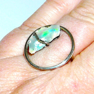 Einzelstück, Handarbeit, Ring aus 925 Silber mit einem australischen Naturopal, Kristall, Runddraht-Oberteil, offener Kreis, Durchmesser ca. 22,2 mm, U-Bogenschiene aus Runddraht, Ringweite ca. 64. Dazu paßt Opal 0011 + 0059 - Unikatschmuck nur erhältlich im Onlineshop von Juwelier & Goldschmiede Danilo