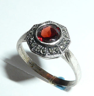 Einzelstück, Ring aus 925 Silber, Replik im Stil um 1920, mit einem runden, facettierten, feurig funkelnden Granat, 8-eckig umrandet von Markasiten, poliert, Ringweite 58 -	Nur erhältlich im Onlineshop von Juwelier & Goldschmiede Danilo!