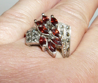 Einzelstück, Ring aus 925 Silber, Replik im Stil um 1900 mit 8 facettierten, feurig funkelnden Granat-Navettes / Schiffchen + Markasiten, poliert, Ringweite 59 -	Nur erhältlich bei www.danilogold-shop.de