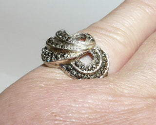 Einzelstück, Ring aus 925 Silber, Replik im Stil um 1900, zwei schlaufenförmige Flächen sind vollkommen mit Markasiten ausgefüllt, poliert, Ringweite 51 -	Nur erhältlich im Onlineshop von Juwelier & Goldschmiede Danilo!