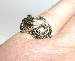 Einzelstück, Ring aus 925 Silber, Replik im Stil um 1900, zwei schlaufenförmige Flächen sind vollkommen mit Markasiten ausgefüllt, poliert, Ringweite 51 -	Nur erhältlich im Onlineshop von Juwelier & Goldschmiede Danilo!