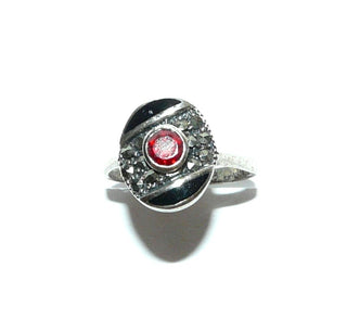 Einzelstück, Ring aus 925 Silber, Replik im Stil um 1920, mit einem runden, facettierten, feurig rot funkelnden Granat, 2 x Onyx als Kreisausschnitt + Markasiten, in besonderem Diagonal-Design, poliert, Ringweite 54 - Unikate und Pretiosen nur erhältlich im Onlineshop der Goldschmiede Danilo!
