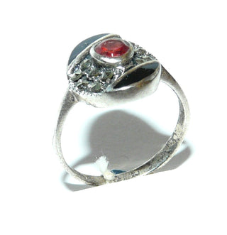Einzelstück, Ring aus 925 Silber, Replik im Stil um 1920, mit einem runden, facettierten, feurig rot funkelnden Granat, 2 x Onyx als Kreisausschnitt + Markasiten, in besonderem Diagonal-Design, poliert, Ringweite 54 - Unikate und Pretiosen nur erhältlich im Onlineshop der Goldschmiede Danilo!
