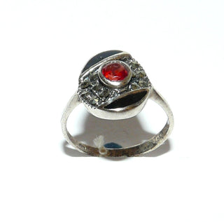 Einzelstück, Ring aus 925 Silber, Replik im Stil um 1920, mit einem runden, facettierten, feurig rot funkelnden Granat, 2 x Onyx als Kreisausschnitt + Markasiten, in besonderem Diagonal-Design, poliert, Ringweite 54 - Unikate und Pretiosen nur erhältlich im Onlineshop der Goldschmiede Danilo!
