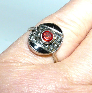 Einzelstück, Ring aus 925 Silber, Replik im Stil um 1920, mit einem runden, facettierten, feurig rot funkelnden Granat, 2 x Onyx als Kreisausschnitt + Markasiten, in besonderem Diagonal-Design, poliert, Ringweite 54 - Unikate und Pretiosen nur erhältlich im Onlineshop der Goldschmiede Danilo!
