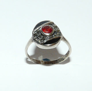 Einzelstück, Ring aus 925 Silber, Replik im Stil um 1920, mit einem runden, facettierten, feurig funkelnden Granat, 2 Onyxen + Markasiten in besonderem Design, poliert, Ringweite 54 -	
-	Unikate und Pretiosen nur erhältlich im Onlineshop der Goldschmiede Danilo!
