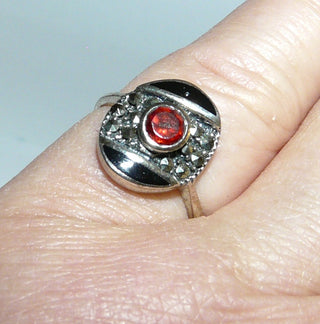 Einzelstück, Ring aus 925 Silber, Replik im Stil um 1920, mit einem runden, facettierten, feurig funkelnden Granat, 2 Onyxen + Markasiten in besonderem Design, poliert, Ringweite 54 -	
-	Unikate und Pretiosen nur erhältlich im Onlineshop der Goldschmiede Danilo!
