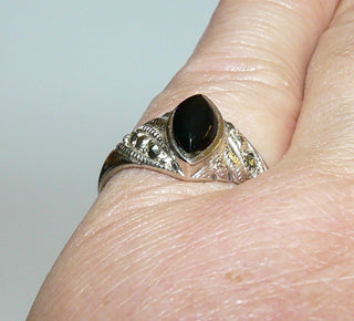 Einzelstück, Ring aus 925 Silber, Replik im Stil um 1920, ein navetteförmiger Onyx als Mittelstein, umrandet von Markasiten, poliert, Ringweite 56 -	Nur erhältlich bei www.danilogold-shop.de