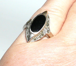 Einzelstück, Ring aus 925 Silber, Replik im Stil um 1920, ovaler Onyx, navetteförmig umrandet von Markasiten, poliert, Ringweite 52 -	Unikatschmuck nur erhältlich im Onlineshop von Juwelier & Goldschmiede Danilo! 