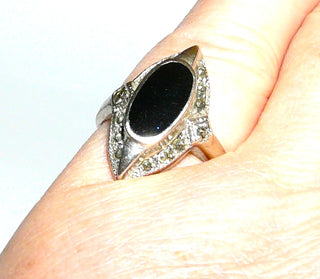 Einzelstück, Ring aus 925 Silber, Replik im Stil um 1920, ovaler Onyx, navetteförmig, umrandet von Markasiten, poliert, Ringweite 52 - Unikatschmuck nur erhältlich im Onlineshop von Juwelier & Goldschmiede Danilo! 
