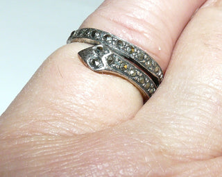 Einzelstück, Ring aus 925 Silber "Schlange" wickelt sich um den Finger, Replik im Stil um 1900, rundherum mit Markasiten ausgefüllt, poliert, Ringweite 48,5 -	Unikate und Pretiosen nur erhältlich im Onlineshop der Goldschmiede Danilo!