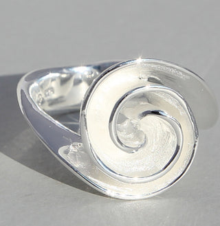 Einzelstück, Ring "Schnecke" aus 925 Silber, in den Tiefen weißgesiedet, matt + poliert, Ringweite 56 -	Nur erhältlich im Onlineshop von Juwelier & Goldschmiede Danilo!