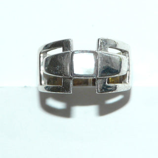 Einzelstück, Ring "Square" 925 Silber mit einem Quadrat aus weißem Perlmutt in der Mitte, Ringschiene aus Durchbrüchen in schräger Quadratform, poliert, Ringweite 53 -	Nur erhältlich im Onlineshop von Juwelier & Goldschmiede Danilo!