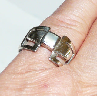 Einzelstück, Ring "Square" 925 Silber mit einem Quadrat aus weißem Perlmutt in der Mitte, Ringschiene aus Durchbrüchen in schräger Quadratform, poliert, Ringweite 53 -	Nur erhältlich im Onlineshop von Juwelier & Goldschmiede Danilo!