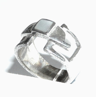 Einzelstück, Ring "Square" 925 Silber mit einem Quadrat aus weißem Perlmutt in der Mitte, Ringschiene aus Durchbrüchen in schräger Quadratform, poliert, Ringweite 53 -	Nur erhältlich im Onlineshop von Juwelier & Goldschmiede Danilo!
