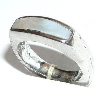 Einzelstück, Ring "Stripe" aus 925 Silber mit einem langen weißen Perlmutt-Streifen, direkt in Ringschiene quer zum Finger eingelassen, poliert, quadratische Außenform, Ringweite 57 -	Unikatschmuck nur erhältlich im Onlineshop von Juwelier & Goldschmiede Danilo! 