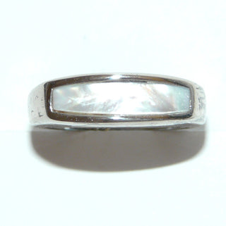 Einzelstück, Ring "Stripe" aus 925 Silber mit einem langen weißen Perlmutt-Streifen, direkt in Ringschiene quer zum Finger eingelassen, poliert, quadratische Außenform, Ringweite 57 -	Unikatschmuck nur erhältlich im Onlineshop von Juwelier & Goldschmiede Danilo! 