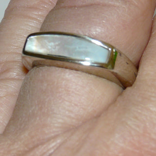 Einzelstück, Ring "Stripe" aus 925 Silber mit einem langen weißen Perlmutt-Streifen, direkt in Ringschiene quer zum Finger eingelassen, poliert, quadratische Außenform, Ringweite 57 -	Unikatschmuck nur erhältlich im Onlineshop von Juwelier & Goldschmiede Danilo! 