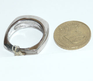 Einzelstück, Ring "Stripe" aus 925 Silber mit einem langen weißen Perlmutt-Streifen, direkt in Ringschiene quer zum Finger eingelassen, poliert, quadratische Außenform, Ringweite 57 -	Unikatschmuck nur erhältlich im Onlineshop von Juwelier & Goldschmiede Danilo! 