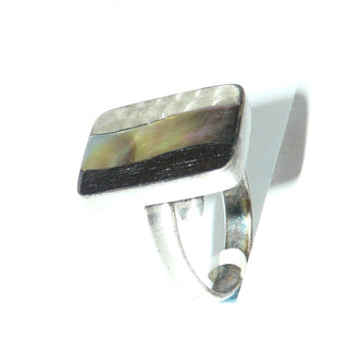 Einzelstück, Ring "Stripes" aus 925 Silber mit dunkelbraunem Ebenholz + grünweißen Perlmutt sowie eine strukturierte seidenmatte Silberfläche, im Rechteck verbunden, verstellbare Ringweite ca. 58 -	Nur erhältlich bei www.danilogold-shop.de
