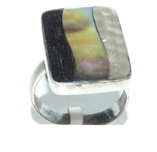Einzelstück, Ring "Stripes" aus 925 Silber mit dunkelbraunem Ebenholz + grünweißen Perlmutt sowie eine strukturierte seidenmatte Silberfläche, im Rechteck verbunden, verstellbare Ringweite ca. 58 -	Nur erhältlich bei www.danilogold-shop.de